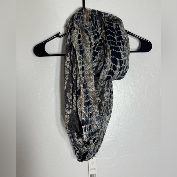 Wrapsody in Hues NWT Animal Print Infinity Scarf 100% Viscose Lightweight - Picture 1 of 7